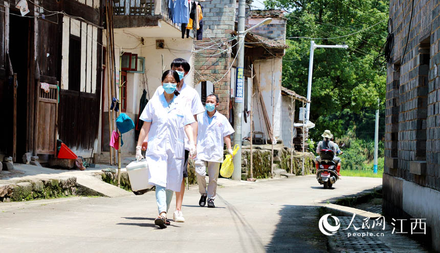 宜黃縣棠陰鎮衛生院醫師上門為村民提供疫苗接種。（章英全 攝）