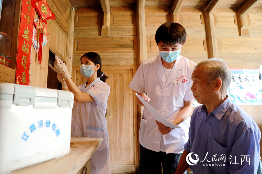 宜黃縣棠陰鎮衛生院醫師上門為村民提供疫苗接種。（章英全 攝）