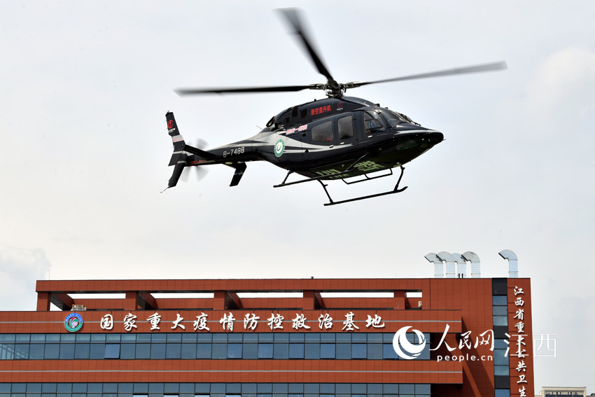 盤旋一周后，醫療直升機准備降落到醫院的停機坪。人民網 時雨攝