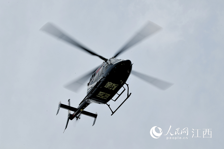 醫療直升機飛臨南昌上空。人民網 時雨攝