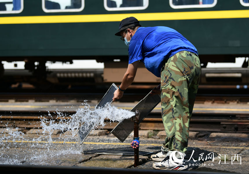工人們正在清洗列車空調濾網。胡國林 攝