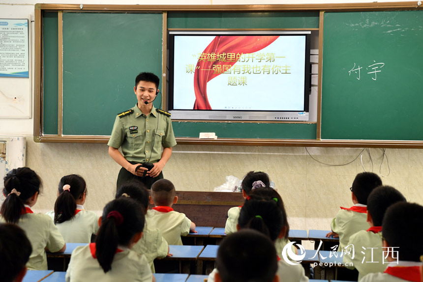 在“開學第一課”上，南昌八一起義紀念館的講解員正在為學生們講八一起義的紅色歷史故事。人民網 時雨攝