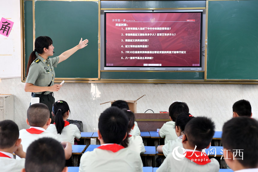 在“開學第一課”上，南昌八一起義紀念館的講解員正在為學生們講八一起義的紅色歷史故事。人民網 時雨攝
