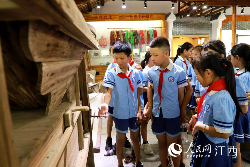 学生们走进农耕文化馆，了解农耕用具。（章英全 摄）