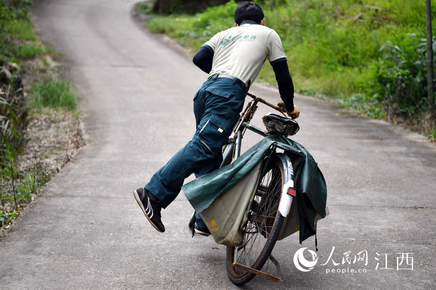 上坡推車、平坦路再騎，這樣的動作，鄧六林每天要重復無數次。（人民網 時雨攝）
