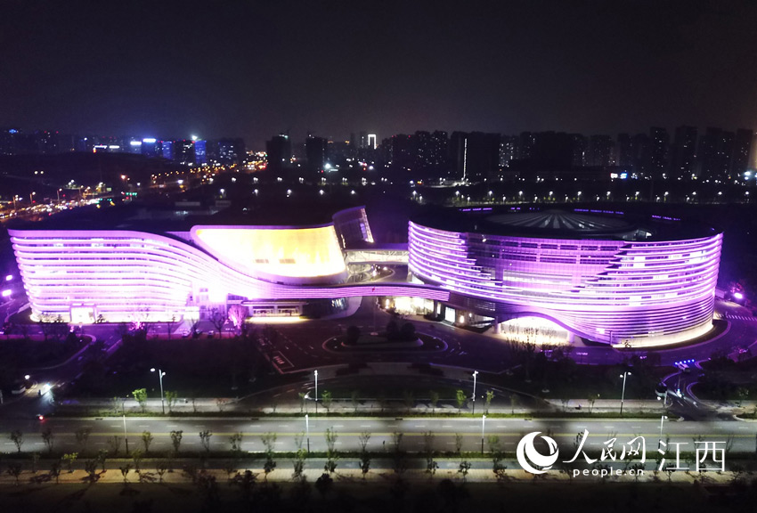 位於南昌紅谷灘區九龍湖的南昌市民中心施工已接近尾聲，下個月將投入使用。（曹波 攝） 