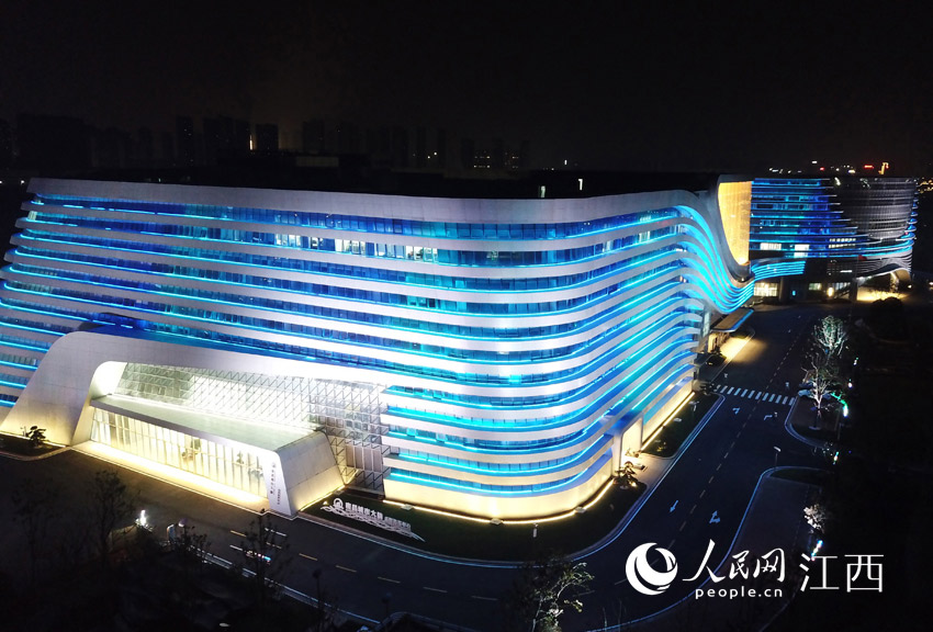 位於南昌紅谷灘區九龍湖的南昌市民中心施工已接近尾聲，下個月將投入使用。（曹波 攝） 