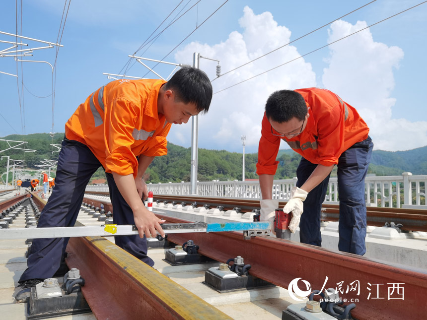 南昌高鐵基礎設施段線路工正在對贛深高鐵進行精調作業。李響 攝