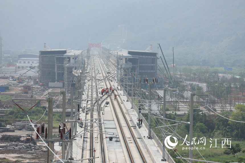 南昌高鐵基礎設施段線路工正在對贛深高鐵進行精調作業。李響 攝