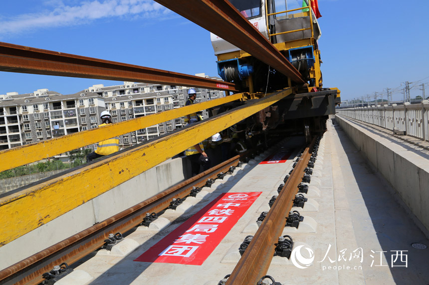 最后一組500米長軌順利鋪至接軌點，安九高鐵軌道鋪設正線貫通。（唐立 攝 ）