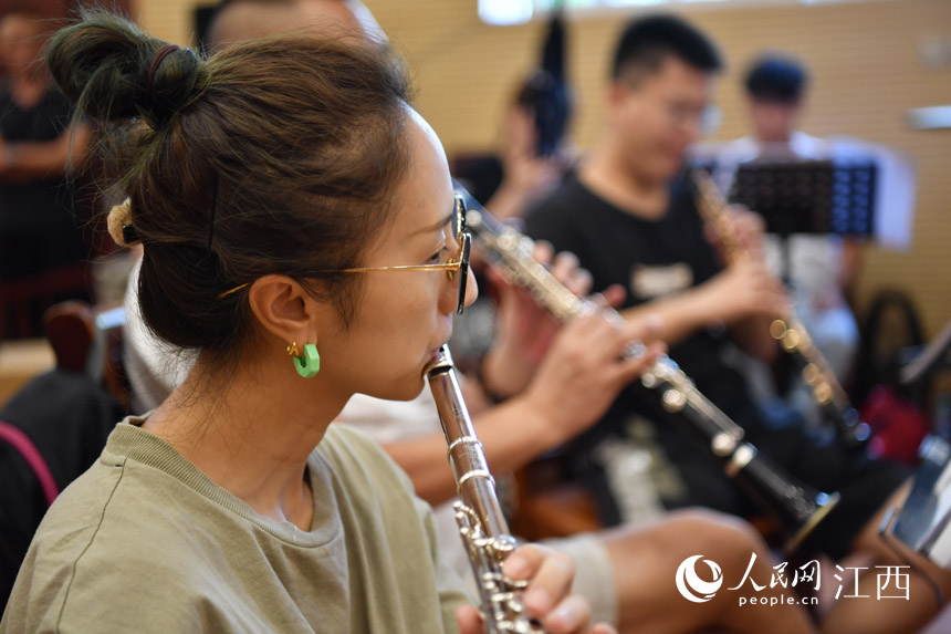 演員們正在排練新戲《撫河三道灣》。人民網 時雨攝