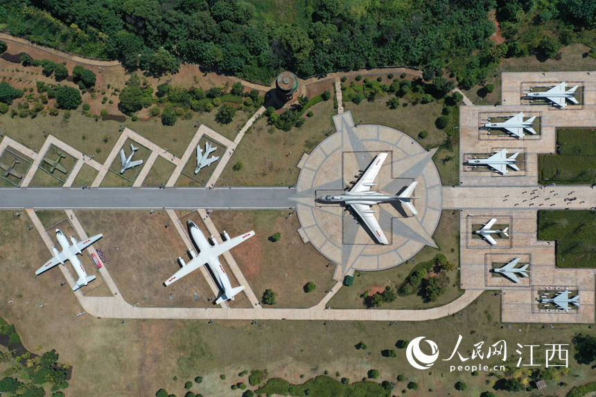 南昌軍事主題公園中心位置的空軍展示區展出各類退役戰機裝備。（人民網 時雨攝）