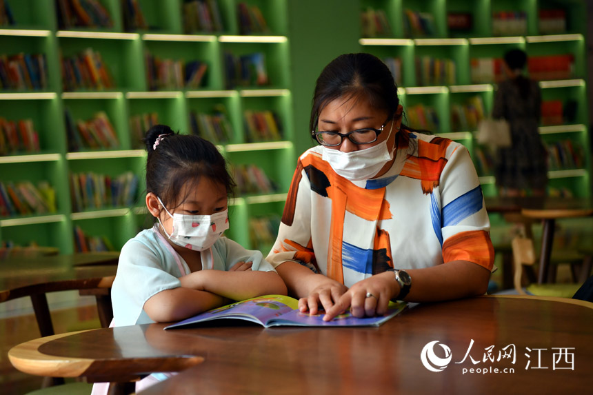 在兒童閱讀區，家長正在陪同孩子讀書。人民網 時雨攝