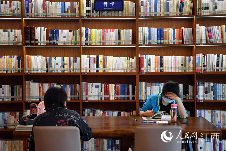 市民正在圖書館內讀書。人民網 時雨攝