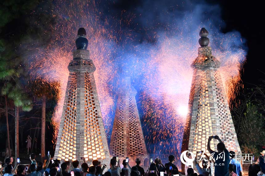 江西进贤西湖李家中秋烧塔庆祝丰收，图为壮观的烧塔场面。人民网 时雨摄