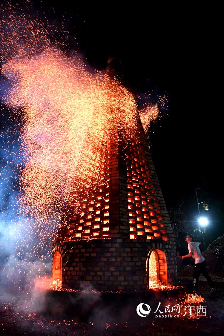 江西进贤西湖李家中秋烧塔庆祝丰收，图为壮观的烧塔场面。人民网 时雨摄