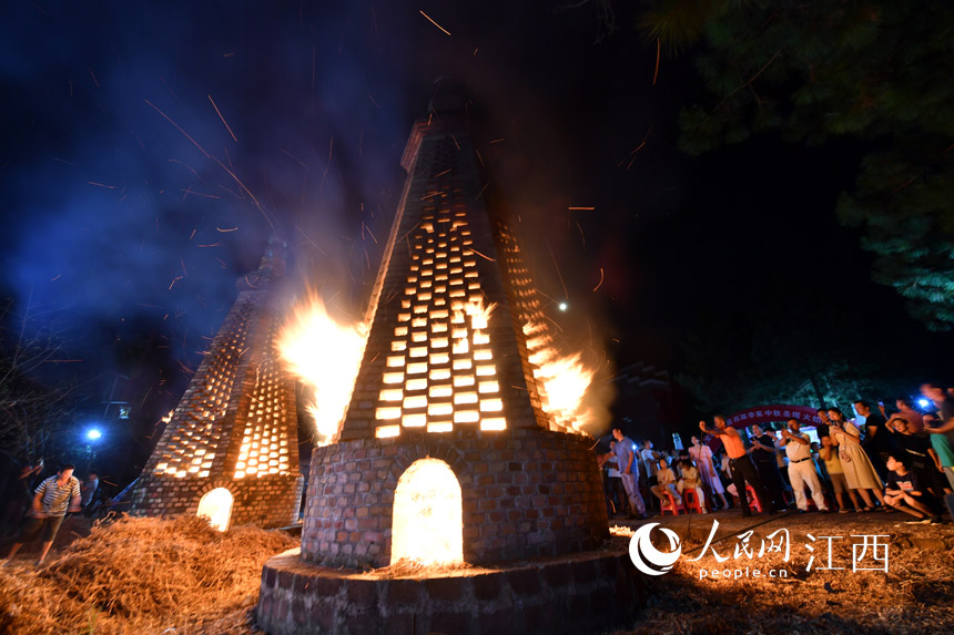 江西進賢西湖李家中秋燒塔慶祝豐收，圖為壯觀的燒塔場面。人民網 時雨攝