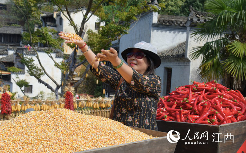 9月23日，篁岭村民与各地游客共同庆祝丰收节。 孙润军摄