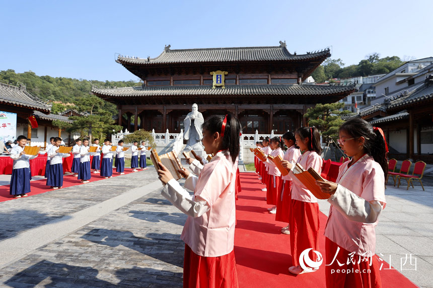 10月3日，小学生们正在江西省九江市湖口县学宫内诵读《石钟山记》等经典名篇。郑飞华摄