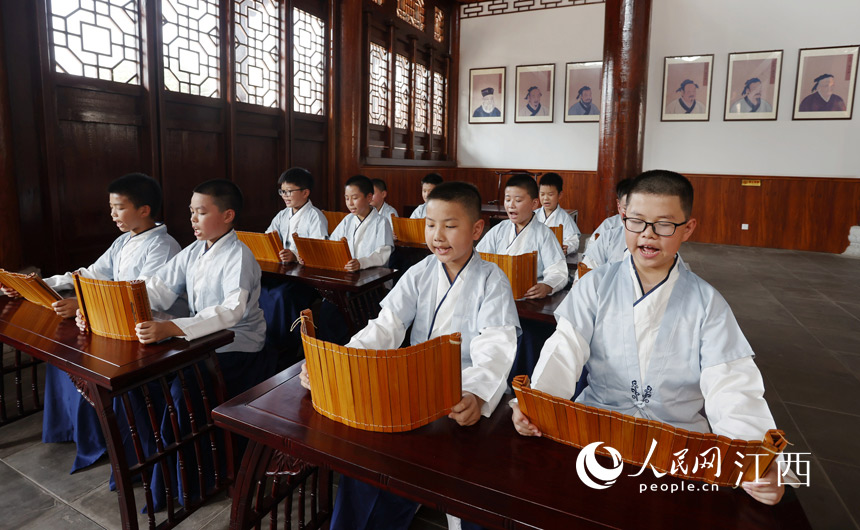 10月3日，小学生们正在江西省九江市湖口县学宫内诵读《石钟山记》等经典名篇。郑飞华摄