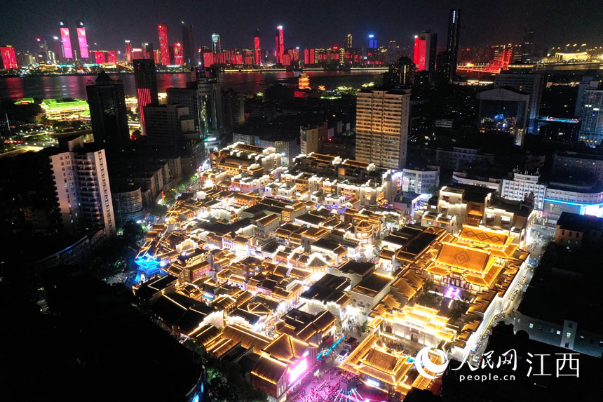 2021年10月3日晚，江西南昌，萬壽宮街區燈光璀璨、游人如織。人民網 時雨攝