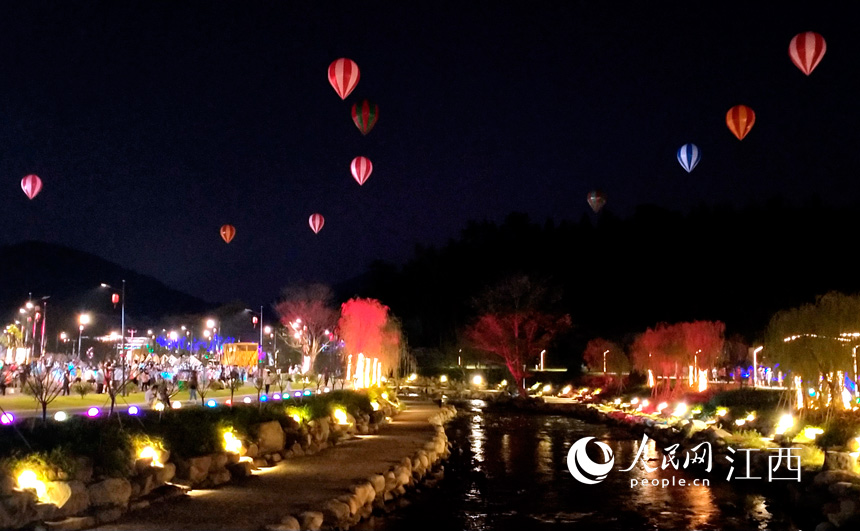 南昌湾里梅岭山区的夜晚热闹非凡，灯光秀和空中的气球衬托出浓浓节日氛围。 王健 摄