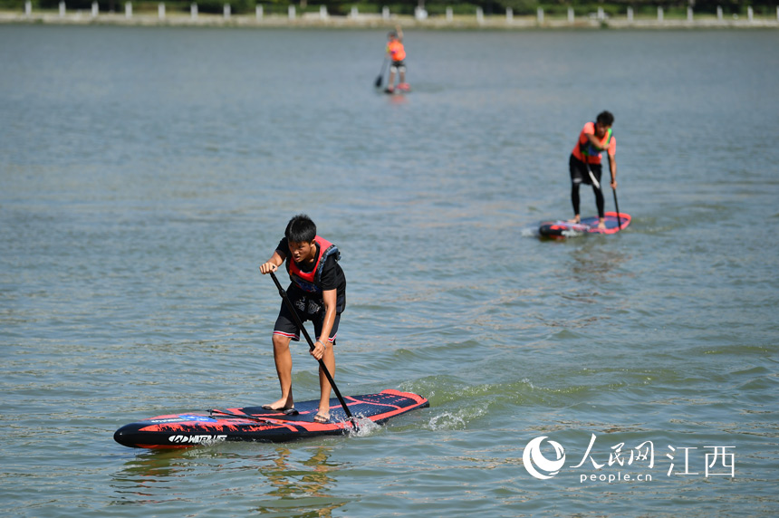 选手们在青山湖湖面上挥桨竞技。 人民网 时雨摄