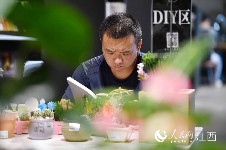 一位讀者坐在書桌旁安靜讀書。 人民網 時雨攝