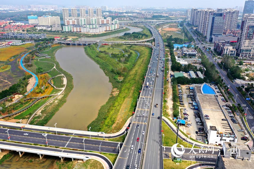 假期最后一天，高速公路迎來返程車流高峰。 人民網 時雨攝