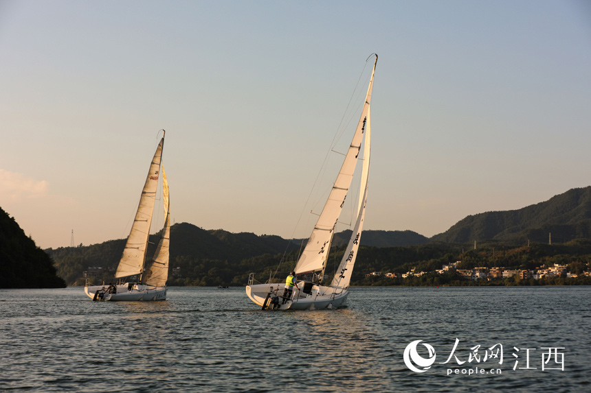 游客體驗水上運動。江海攝