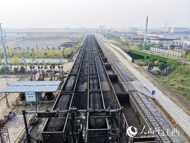 江西省煤炭储备中心专用线内满载电煤的车列。杨锐 摄