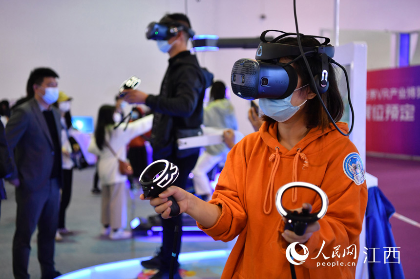 在2021世界VR產業博覽會上，市民感受VR技術帶來的科技感和沉浸感。 人民網 時雨攝