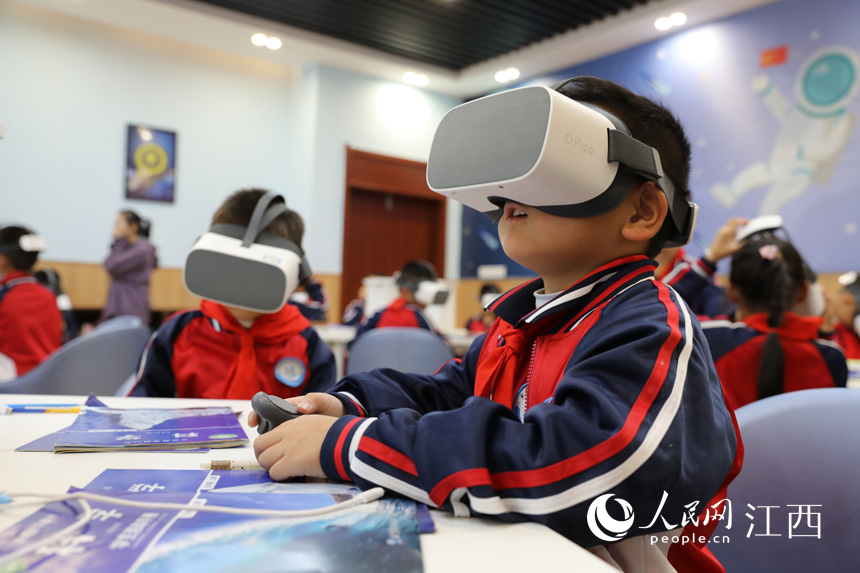 10月19日，彭澤縣珍珠湖小學科技社團學生正在利用VR設備探索宇宙。袁昕攝