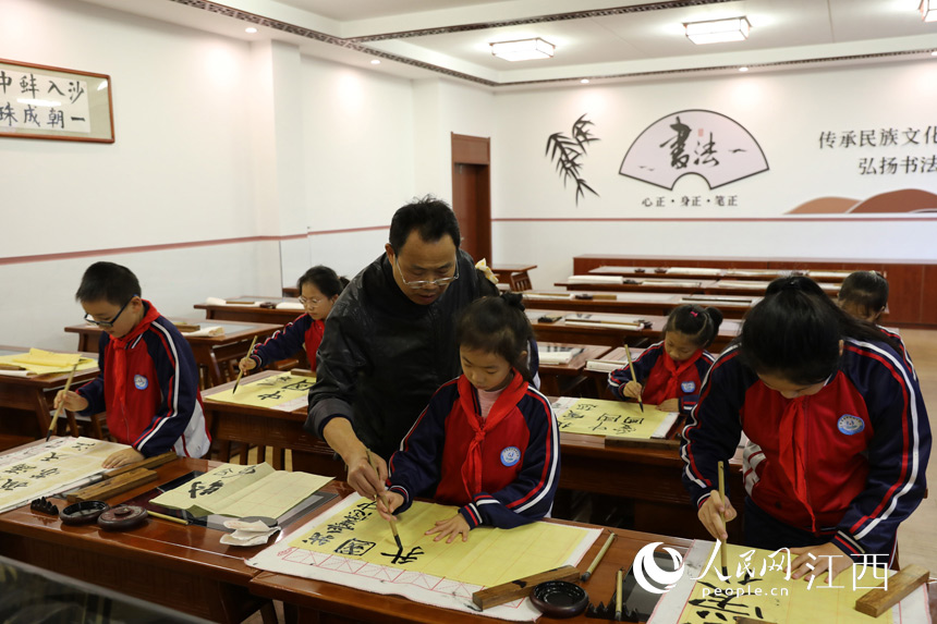 10月19日，彭澤縣珍珠湖小學書法社團學生正在練毛筆。袁昕攝