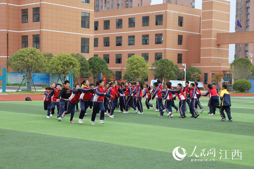 10月19日，彭澤縣珍珠湖小學體育社團學生在操場玩“貪吃蛇”游戲。袁昕攝