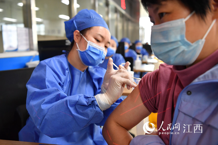 南昌大學第二附屬醫院醫護人員為市民進行新冠病毒疫苗加強免疫接種。 人民網 時雨攝