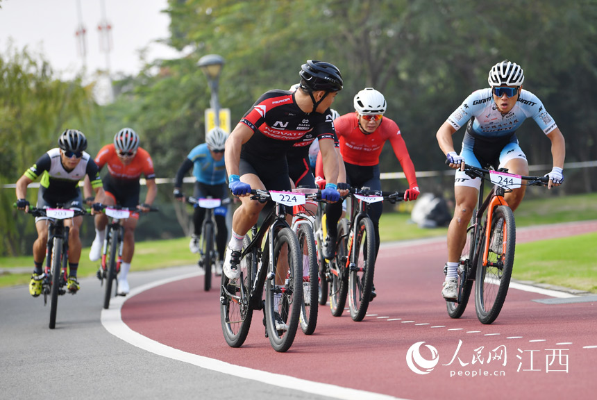在南昌高新區瑤湖森林公園裡，自行車選手們在賽道上破風競馳。 人民網 時雨攝