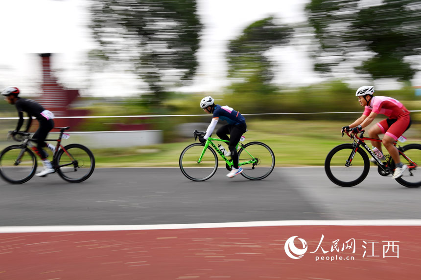 在南昌高新區瑤湖森林公園裡，自行車選手們在賽道上破風競馳。 人民網 時雨攝