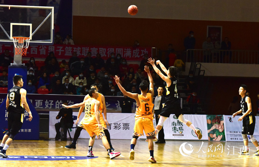 2021第二届江西省男子篮球联赛(GBA)在赣州兴国县体育公园拉开大幕，图为比赛现场。 谢治源 摄