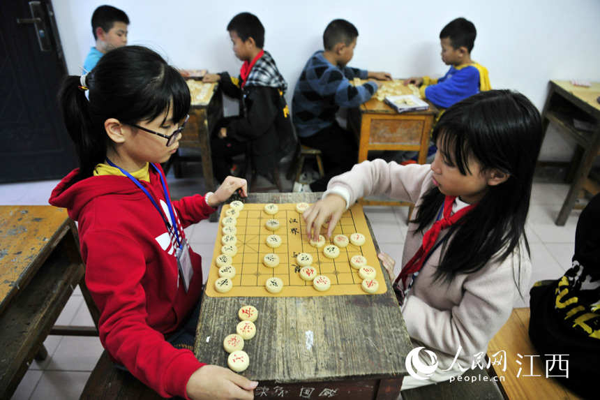10月26日，萬載縣三興鎮中心小學的學生在參加象棋社團活動。鄧龍華 攝