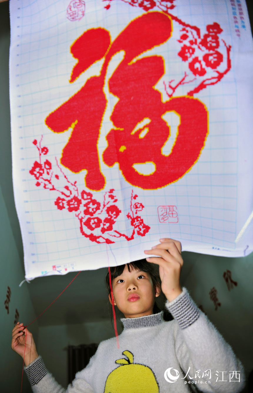 10月26日，萬載縣三興鎮中心小學的學生在參加手工刺繡社團活動。鄧龍華 攝