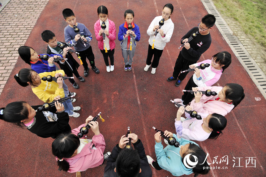 10月26日，萬載縣三興鎮中心小學的葫蘆絲社團學生正在練習葫蘆絲。鄧龍華 攝