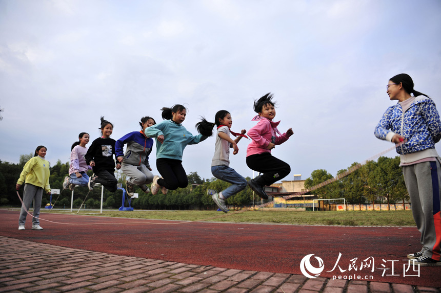 10月26日，萬載縣三興鎮中心小學的學生在參加跳繩社團活動。鄧龍華 攝