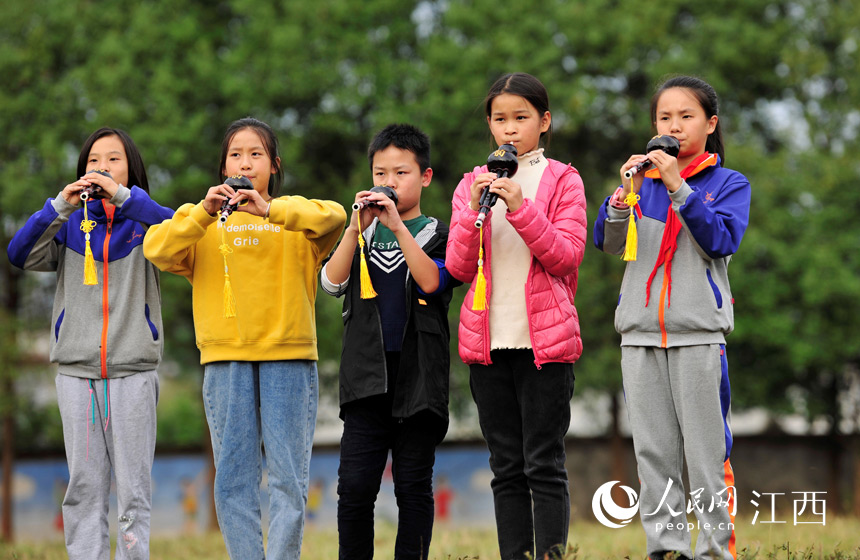 10月26日，萬載縣三興鎮中心小學的葫蘆絲社團學生正在練習葫蘆絲。鄧龍華 攝