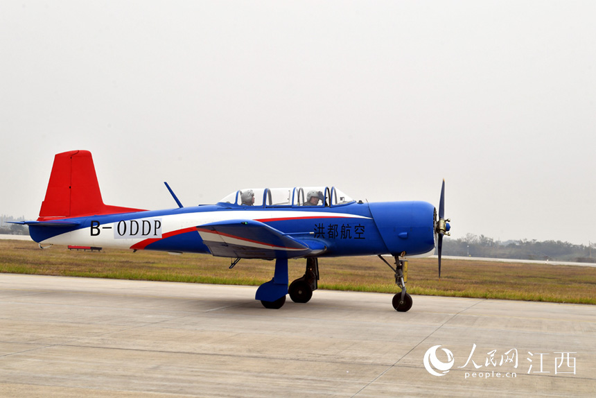 南昌飛行大會開幕，在瑤湖機場，諸多特技飛行表演隊亮相展演。 人民網 時雨攝