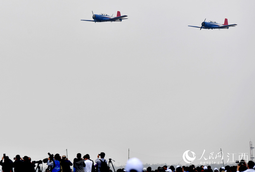 南昌飛行大會開幕，在瑤湖機場，諸多特技飛行表演隊亮相展演。 人民網 時雨攝