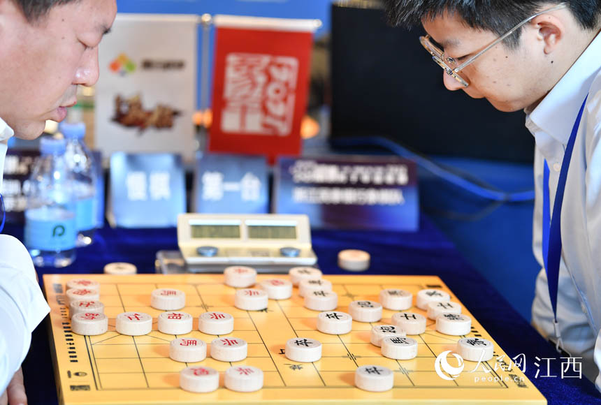 2021全国象棋甲级联赛第二阶段比赛在南昌开赛。图为棋手在棋盘拼杀。 惠臣 摄