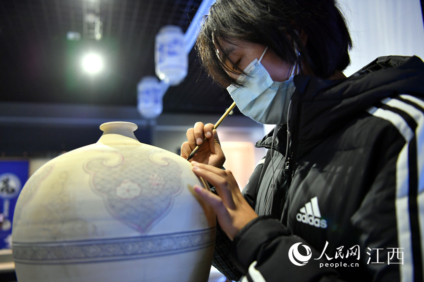 博物館內，愛好瓷器的市民正在DIY。 人民網 時雨攝