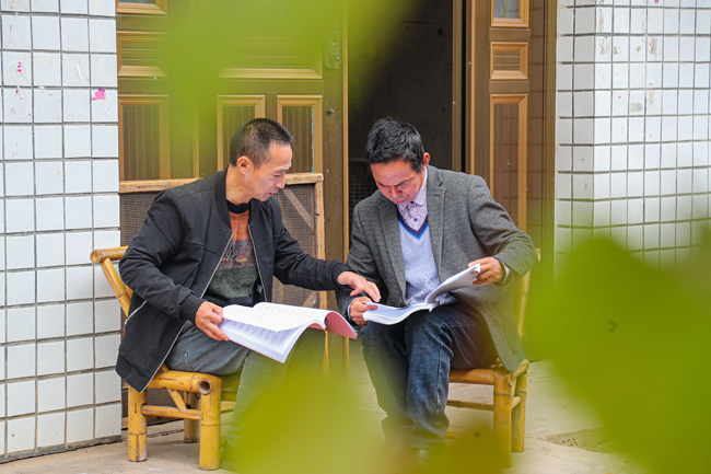 李安平在探討劇本。 曾恆貴 攝 