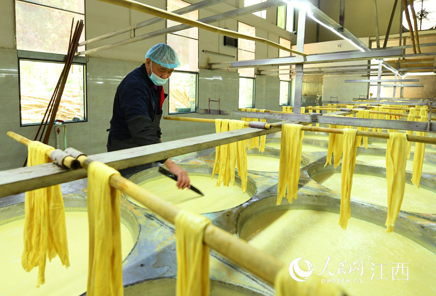 12月1日，在定南县鹅公镇留�f村九�F山腐竹厂，工人正在加紧制作腐竹。张睿摄